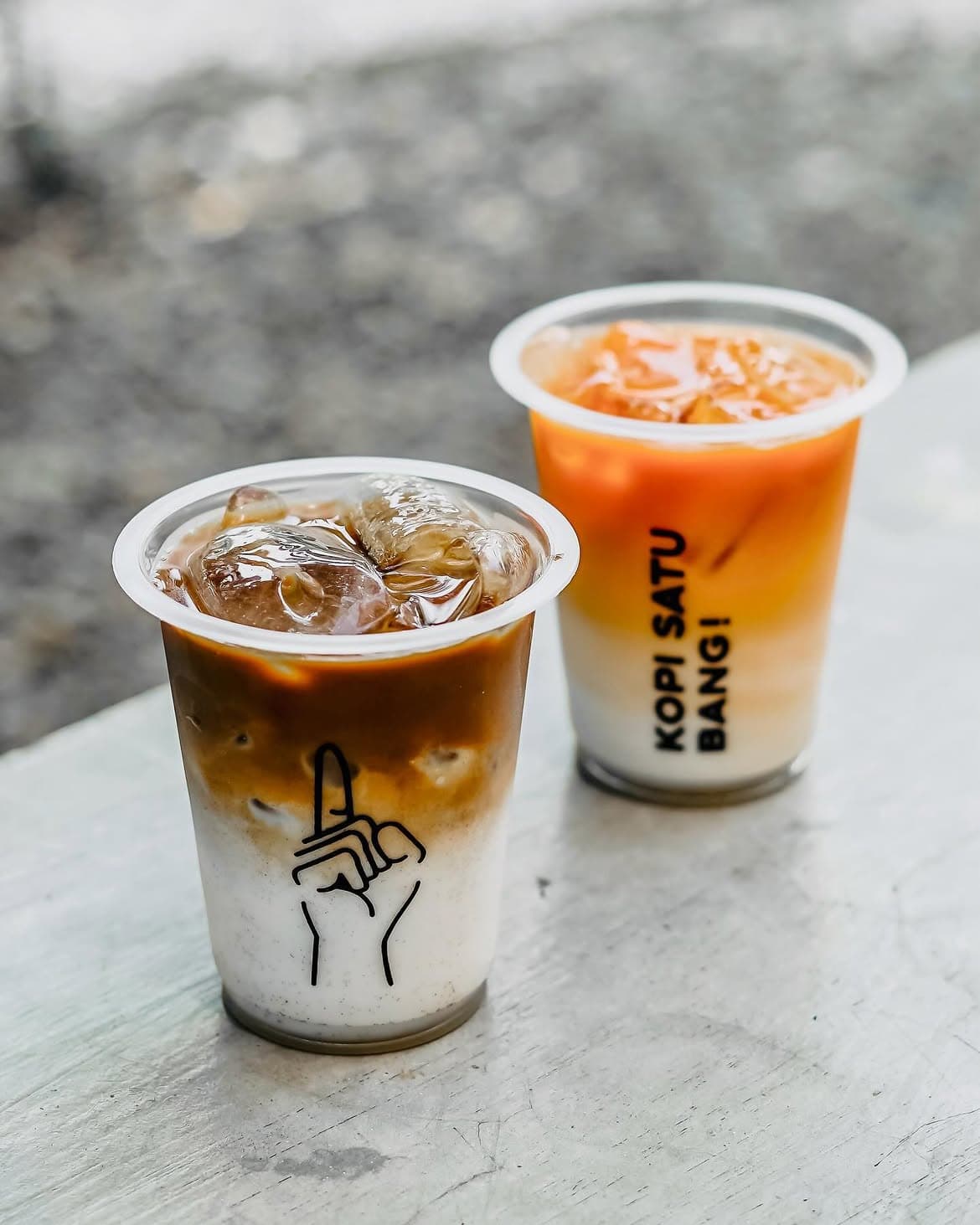 Dua pilihan minuman dingin Kopi Satu Bang dengan lapisan kopi dan warna segar