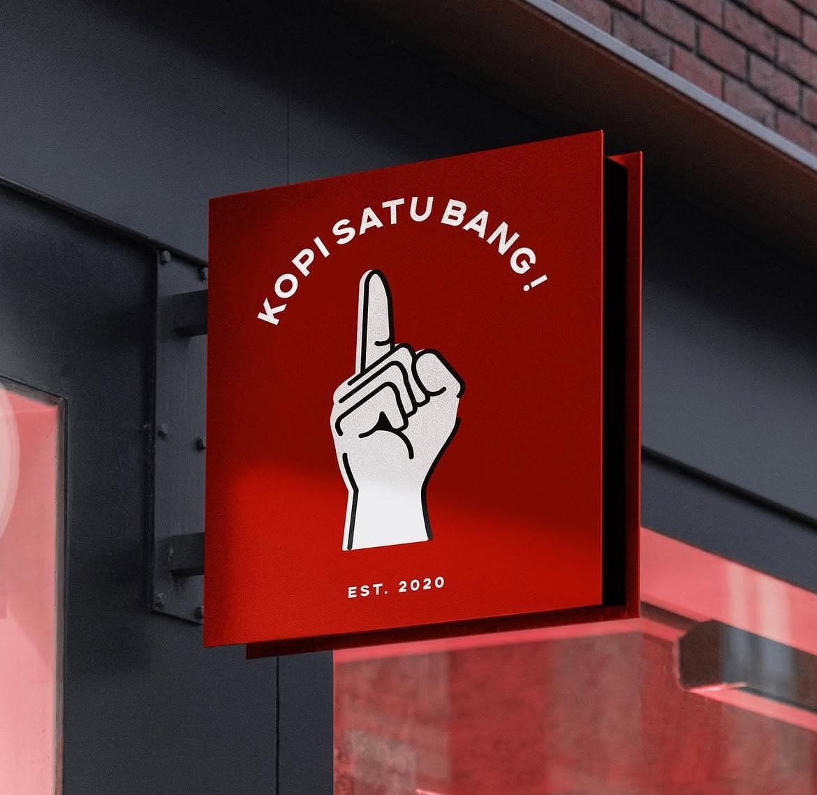 Papan merah Kopi Satu Bang dengan logo telunjuk dan tulisan Est. 2020